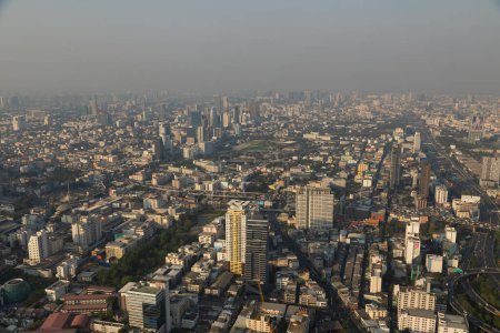 Foto de Panoramic view of Bangkok, its districts, neighborhoods and streets, crisscrossed by highways full of traffic and vehicles - Imagen libre de derechos
