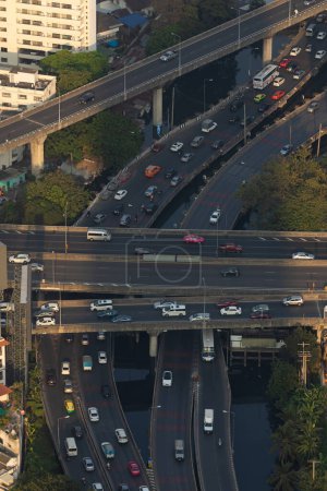 Téléchargez les photos : Highways and roads full of vehicles and traffic jams in the city of Bangkok, view from Phaya Thai, Thailand - en image libre de droit