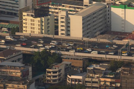 Foto de Highways and roads full of vehicles and traffic jams in the city of Bangkok, view from Phaya Thai, Thailand - Imagen libre de derechos