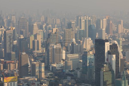 Foto de Vista panorámica del horizonte de Bangkok, Tailandia, al atardecer, con sus rascacielos, sumergidos en la contaminación, desde la plataforma de observación de la Torre Baiyoke II - Imagen libre de derechos