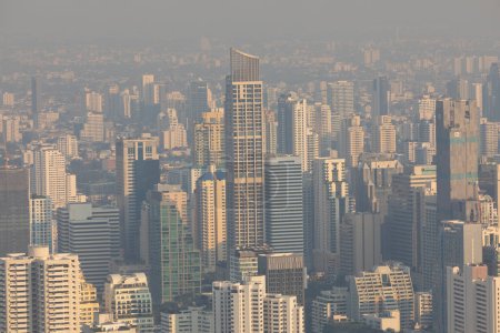 Foto de Vista panorámica del horizonte de Bangkok, Tailandia, al atardecer, con sus rascacielos, sumergidos en la contaminación, desde la plataforma de observación de la Torre Baiyoke II - Imagen libre de derechos