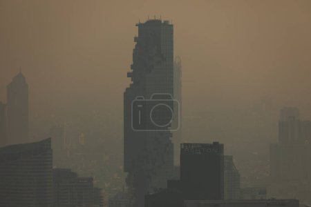Téléchargez les photos : Bangkok, Thailand - Jan 23, 2020: Panoramic view of the skyline of Bangkok, Thailand, at sunset, with its skyscrapers, plunged in pollution, from the observation deck of the Baiyoke Tower II - en image libre de droit