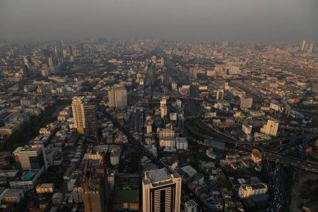 Téléchargez les photos : Panoramic view of Bangkok, its districts, neighborhoods and streets, crisscrossed by highways full of traffic and vehicles - en image libre de droit