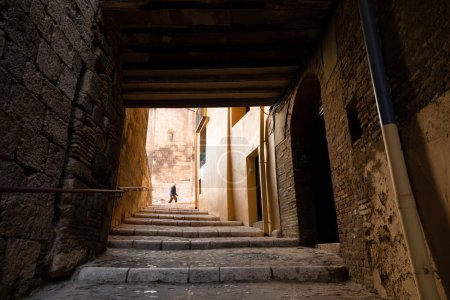 Téléchargez les photos : Tarazona, Espagne - 18 déc. 2020 : Passage avec escalier dans la Calle Rua de Alta de Becquer, dans le quartier historique de Tarazona - en image libre de droit
