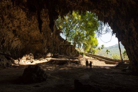 Foto de Cueva Hobbit o cueva Liang Bua, o cueva de ratas, en la isla de Flores, West Nusa Tenggara, Indonesia - Imagen libre de derechos