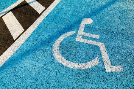 Foto de Plaza de aparcamiento pintada en azul, reservada para personas con movilidad reducida, o personas con discapacidad, que utilizan sillas de ruedas, España - Imagen libre de derechos