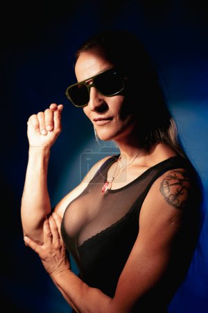 Téléchargez les photos : Sexy blonde influenceuse fitness danseuse avec des lunettes de soleil en studio burlesque portrait. - en image libre de droit