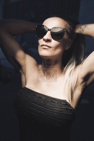 Téléchargez les photos : Sensuelle érotique femme modèle lunettes de soleil portrait photo. - en image libre de droit