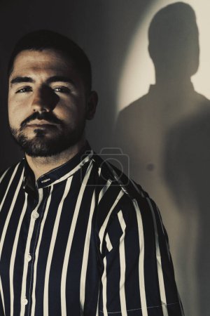 Téléchargez les photos : Jeune homme chemise rayée studio photo portrait. - en image libre de droit