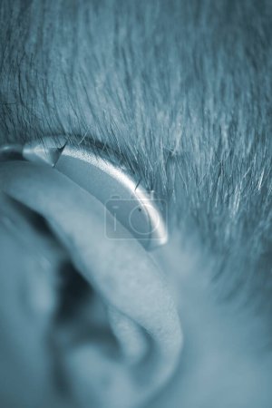 Téléchargez les photos : Prothèse auditive numérique moderne à l'oreille d'un homme de 40 ans et 50 ans - en image libre de droit