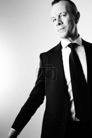 Téléchargez les photos : Homme attrayant en costume studio des années 50 tourné en noir et blanc photo. - en image libre de droit