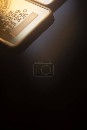 Téléchargez les photos : Solide pur 999,9 lingots d'or lingot barres photo. - en image libre de droit