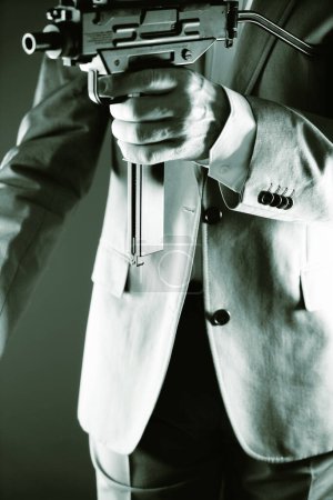 Téléchargez les photos : Agent secret rétro avec revolver porstol pistolet à la main dans vintage crime thriller maquette couverture photo. - en image libre de droit