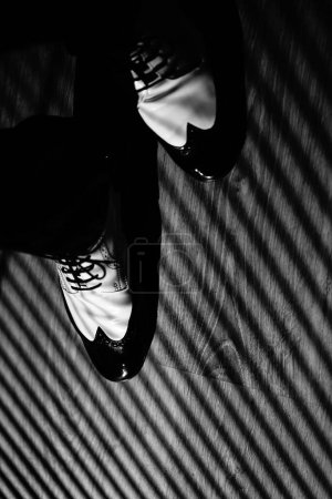 Téléchargez les photos : Professeur de danse masculin dansant dans la salle de bal de boîte de nuit en chaussures de danse jazz. - en image libre de droit