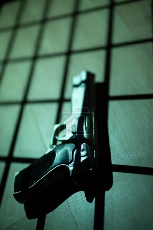 Téléchargez les photos : Automatique 9mm pistolet crime thriller livre couverture conception photo. - en image libre de droit