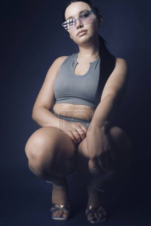 Téléchargez les photos : Curvy influenceur fitness gymnase fille posant studio shot. - en image libre de droit