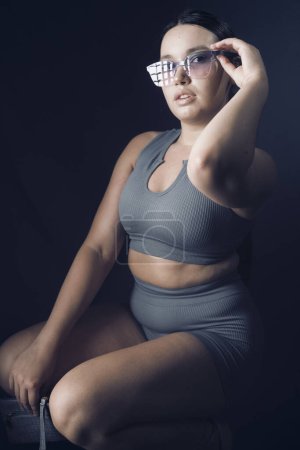 Téléchargez les photos : Curvy influenceur fitness gymnase fille posant studio shot. - en image libre de droit