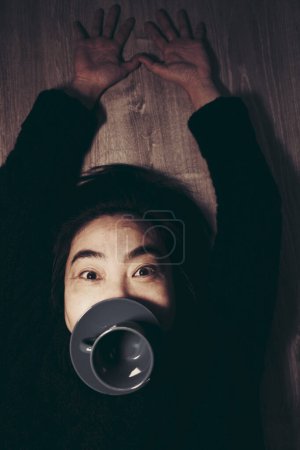 Téléchargez les photos : Chinois asiatique dame portrait artistique photographie avec tasse pour thé ou café sur la bouche. - en image libre de droit