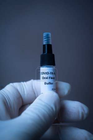 Téléchargez les photos : Covid 19 virus pandémie résultat du test rapide négatif de la salive à la maison. - en image libre de droit