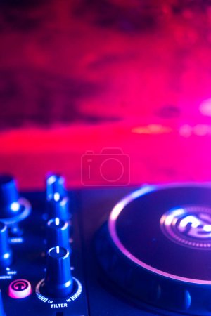 Téléchargez les photos : Dj platines dans boîte de nuit musique électronique house disco party lights. - en image libre de droit