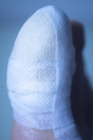 Téléchargez les photos : Pied gros orteil bandage pieds blessés dans le centre hospitalier clinique médicale. - en image libre de droit