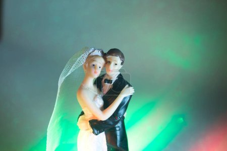 Téléchargez les photos : Mariage couple gâteau de mariage figurines en plastique avec costume de soirée smoking, voile robe de mariée blanche. - en image libre de droit