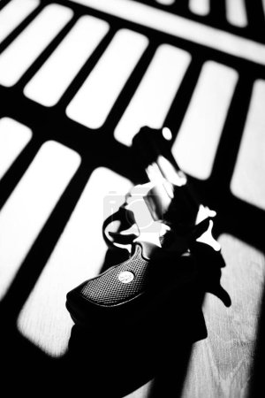 Téléchargez les photos : Pistolet thriller livre couverture conception photo avec noir dramatique et la lumière la nuit. - en image libre de droit