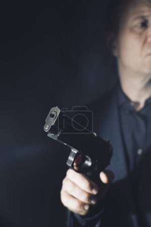 Foto de Mercenario sicario espía assasin detective con pistola retrato estudio disparo foto. - Imagen libre de derechos