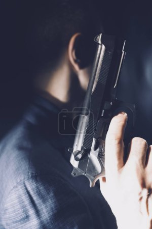 Foto de Espía thriller mafia jefe assasin retrato foto en traje sosteniendo pistola. - Imagen libre de derechos