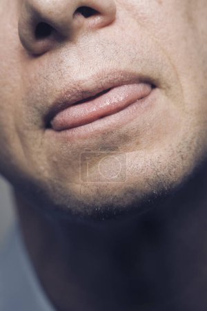 Téléchargez les photos : Homme 50 bouche visage gros plan portrait studio tourné livre couverture conception. - en image libre de droit