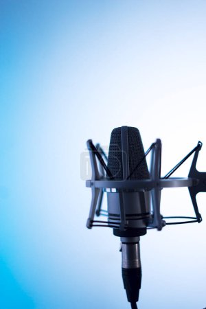 Téléchargez les photos : Voix off et chant grand microphone à membrane en studio d'enregistrement audio et musical sur fond plat. - en image libre de droit