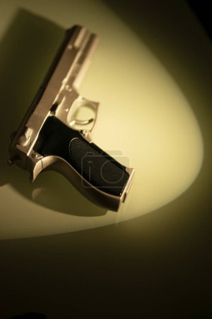 Téléchargez les photos : Automatique pistolet pistolet pistolet crime thriller livre couverture conception photo. - en image libre de droit