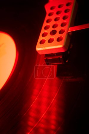 Téléchargez les photos : Tourne-disque rétro vintage style musique dj deejay disco house photo électronique album cover design. - en image libre de droit