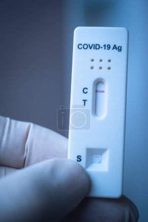 Téléchargez les photos : Covid 19 virus pandémie résultat du test rapide négatif de la salive à la maison. - en image libre de droit