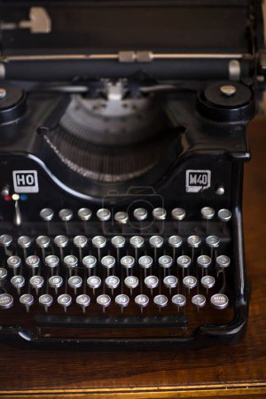 Téléchargez les photos : Vintage machine à écrire rétro sur la photo de table. - en image libre de droit