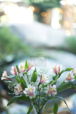 Téléchargez les photos : Table de mariage fleurs bouquet nature morte photo. - en image libre de droit