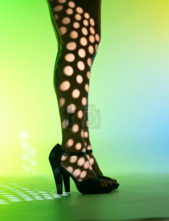 Téléchargez les photos : Sexy courbes jambes de dame et talons hauts chaussures stiletto dans disco dance lights boîte de nuit. - en image libre de droit