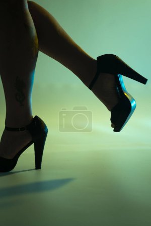 Téléchargez les photos : Sexy courbes jambes de dame et talons hauts chaussures stiletto dans disco dance lights boîte de nuit. - en image libre de droit