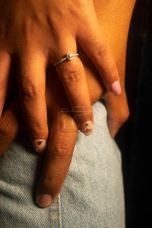 Téléchargez les photos : Bague de fiançailles doigt de dame en jeune couple sur le point de se marier. - en image libre de droit