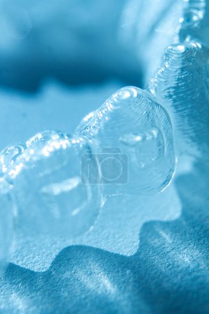 Téléchargez les photos : Supports invisibles modernes aligneurs redresseurs utilisés pour corriger l'alignement sur les dents par les dentistes. - en image libre de droit