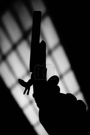 Téléchargez les photos : Detective mâle espion tenant pistolet crime thriller livre couverture conception photo. - en image libre de droit