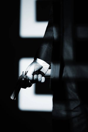 Téléchargez les photos : Detective mâle espion tenant pistolet crime thriller livre couverture conception photo. - en image libre de droit