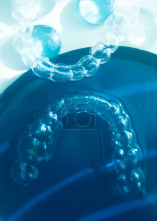 Téléchargez les photos : Supports invisibles modernes aligneurs redresseurs utilisés pour corriger l'alignement sur les dents par les dentistes. - en image libre de droit