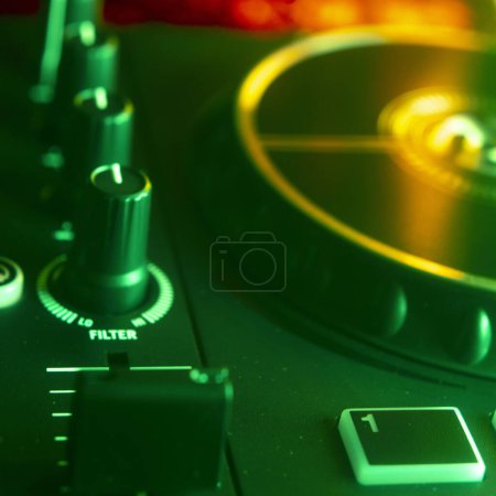 Téléchargez les photos : Dj nightclub deejay mélanger de la musique de bureau sur les platines partie carré album cover design. - en image libre de droit