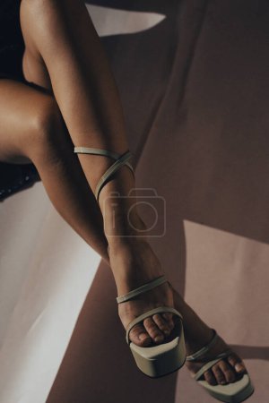 Téléchargez les photos : Modèle posant avec de longues jambes sexy en studio photo prise. - en image libre de droit