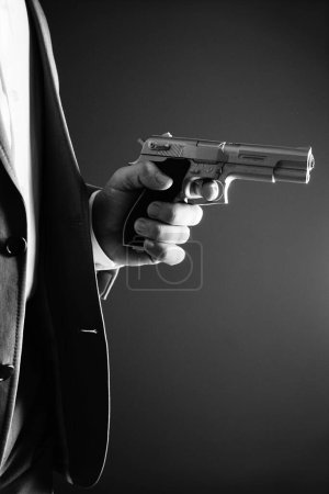 Téléchargez les photos : Agent secret rétro avec pistolet revolver à la main dans vintage crime thriller maquette couverture photo. - en image libre de droit
