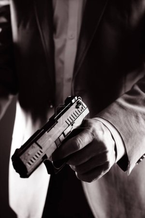 Téléchargez les photos : Agent secret rétro avec pistolet revolver à la main dans vintage crime thriller maquette couverture photo. - en image libre de droit