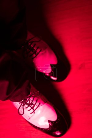Téléchargez les photos : Professeur de danse masculin dansant dans la salle de bal de boîte de nuit en chaussures de danse jazz. - en image libre de droit