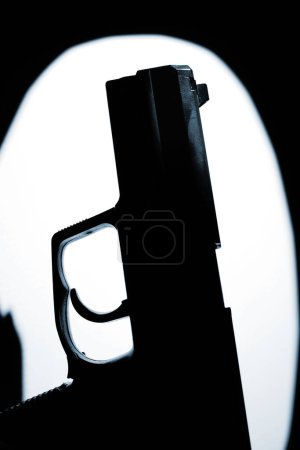 Téléchargez les photos : Automatique 9mm pistolet crime thriller livre couverture conception photo. - en image libre de droit