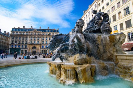 Téléchargez les photos : La Fontaine Bartholdi Place des Terreaux à Lyon, France - en image libre de droit